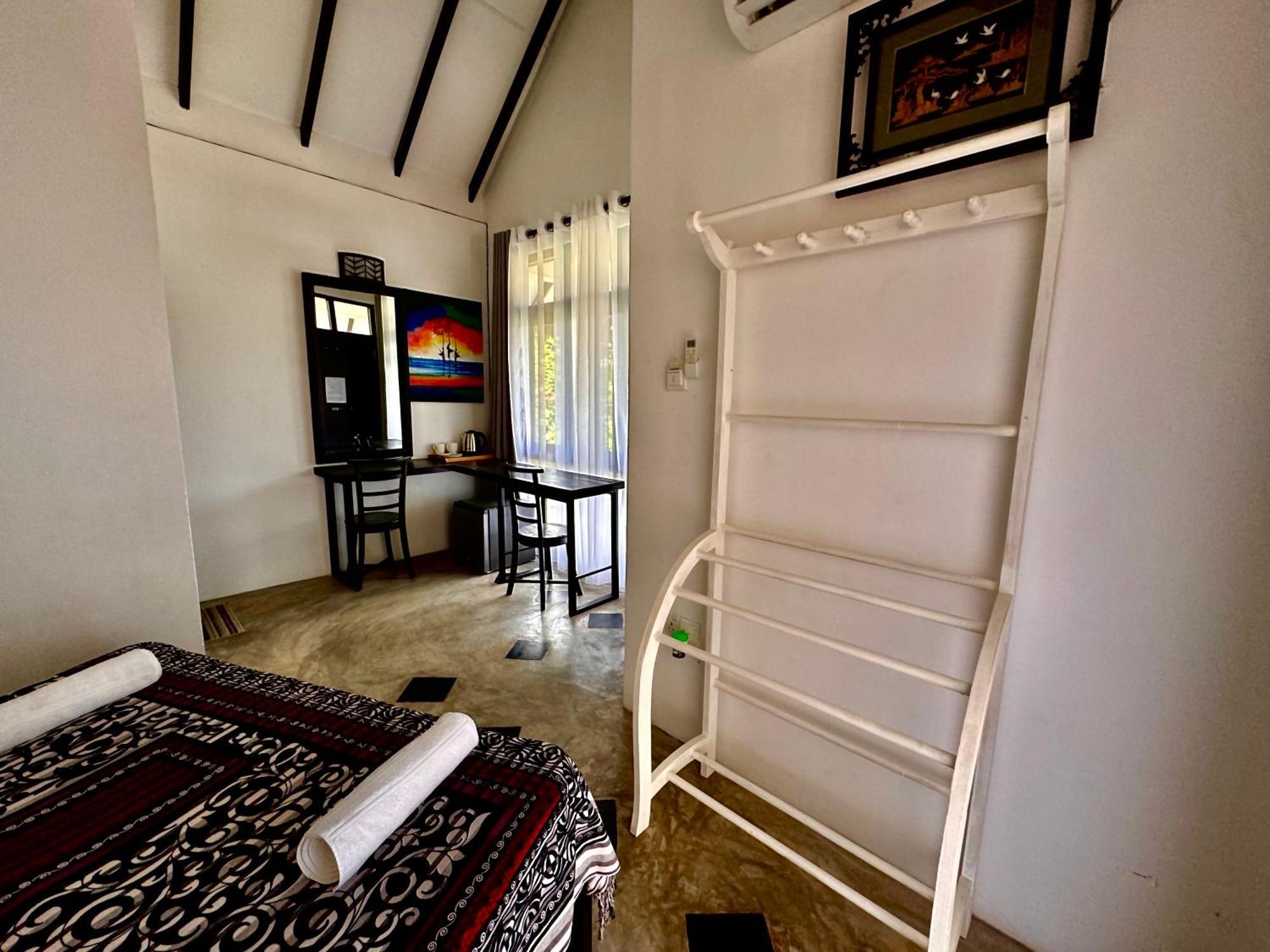 Neo Bay Hotel Weligama Esterno foto